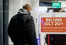 Ein Schild weist im Eingangsbereich des Hamburger Miniatur Wunderlands auf die Corona-Regeln hin. - Markus Scholz/dpa