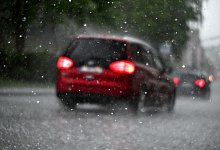 Ein Auto f&auml;hrt durch einen Hagelschauer - Federico Gambarini/dpa/dpa-tmn