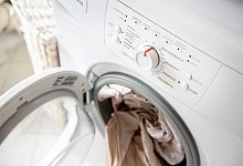 Wäsche in einer Waschmaschine - Zacharie Scheurer/dpa-tmn