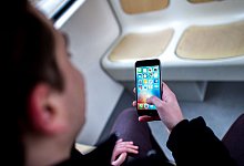 Vor allem junge Menschen in Deutschland nutzen das Smartphone, um online zu sein. - picture alliance/Hauke-Christian Dittrich/dpa/Illustration