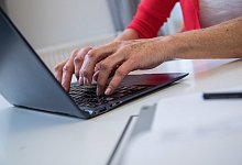 Arbeiten am Laptop - Foto: Christin Klose/dpa-tmn