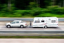 Ein Wohnwagen auf der Autobahn - Hauke-Christian Dittrich/dpa/dpa-tmn