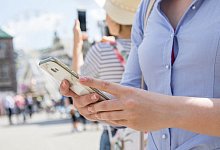 Touristen mit Smartphone - Christin Klose/dpa-tmn/dpa