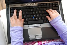 Hilfe im Internet suchen - Foto: Christoph Strotmann/dpa