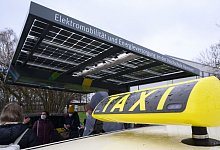 Schon vor der Pandemie stand das Taxigewerbe durch Konkurrenten wie Fahrdienstvermittler Uber unter Druck. - Julian Stratenschulte/dpa