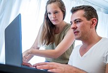 Zwei Menschen am Notebook - Christin Klose/dpa-tmn