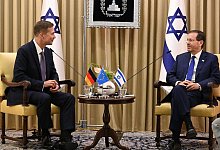 Israels Präsident Izchak Herzog (r) empfängt den neuen deutschen Botschafter in Israel, Steffen Seibert, in Jerusalem. - Haim Zach/GPO/dpa