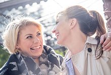 Zwei Freundinnen lachen zusammen - Christin Klose/dpa-tmn