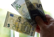 Echter Fünf-Euro-Schein mit Wasserzeichen (l) - Roland Holschneider/dpa/dpa-tmn