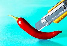 Cuttermesser schneidet Chilischote - Michael M&uuml;ller-M&uuml;nker/selbst ist der Mann/dpa-tmn