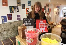 Tagesaktuelle Einf&auml;lle: Diese h&auml;lt Friedefrau Deutsch auf den Covern &bdquo;ausgeweideter" B&uuml;cher fest. - Barbara Luetgebrune