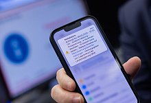 Probealarm auf einem Smartphone an einem Warntag, - Rolf Vennenbernd/dpa/dpa-tmn