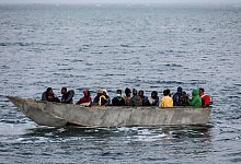 Boot mit Migranten - Khaled Nasraoui/dpa