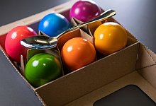 Teel&ouml;ffel liegt auf einer Packung mit gef&auml;rbten Eiern - Christin Klose/dpa-tmn