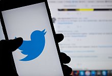 Twitter auf dem Smartphone und dem PC - Foto: Monika Skolimowska/dpa/dpa-tmn