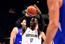Dennis Schröder knickte kurz vor Spielende unglücklich um. - Daniel Bockwoldt/dpa
