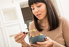 Eine Frau isst ein Gericht - Christin Klose/dpa-tmn