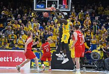 Albas Christ Koumadje (M) versenkt den Ball mit einem Dunk. - Joerg Carstensen/dpa