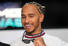 Der Brite Lewis Hamilton l&auml;chelt in die Kamera eines Fotografen. - Manu Fernandez/AP/dpa