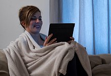 Fernsehen mit Tablet - Foto: Christin Klose/dpa-tmn