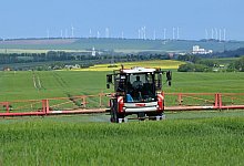 Auf einem Feld in Th&uuml;ringen mit Wintergerste wird mit einer 30 Meter breiten, sogenannten selbstfahrenden Pflanzenschutzspritze ein Fungizid gespr&uuml;ht. - Martin Schutt/dpa