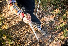 Wandern mit St&ouml;cken in herbstlichem Licht - Christin Klose/dpa-tmn