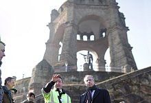 Erkl&auml;rung: Matthias Gundler (links), Bauleiter der Westf&auml;lisch-Lippischen Verm&ouml;gensverwaltungsgesellschaft, zeigt LWL-Direktor Matthias L&ouml;b die Baustelle. - Alex Lehn