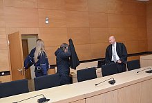 Die Beschuldigte mit Verteidiger Burkhard Menne im Landgercht Bielefeld. - Andreas Großpietsch