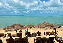 Urlauber liegen am Strand in Bophut auf Koh Samui - Carola Frentzen/dpa
