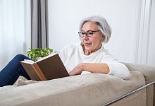 Lesen ist umweltschonender als streamen - Christin Klose/dpa-tmn