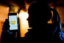 Cybermobbing unter Schülern - Julian Stratenschulte/dpa