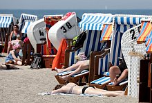 Urlauber an der Ostsee - Foto: Bernd W&uuml;stneck/dpa-Zentralbild/dpa