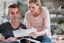 Mutter und Sohn mit Tablet - Zerocreatives/Westend61/dpa