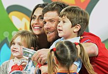 Xabi Alonso und seine Familie - picture alliance / dpa