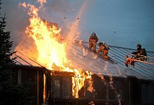 Die Löscharbeiten auf der brennenden landwirtschaftlichen Anlage laufen, werden sich aber noch bis in den Nachmittag ziehen. - Symbolbild: Pixabay