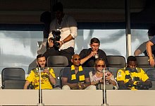 Dortmunds Sébastien Haller (2.v.l.) sitzt während des Spiels auf der Tribüne in einer Loge. - Marco Steinbrenner/Kirchner-Media/dpa