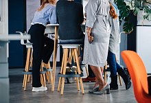 Eine Gruppe arbeitet an einem Hochtisch - Zacharie Scheurer/dpa-tmn