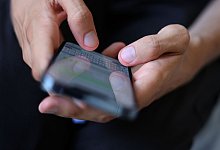 Mann tippt auf einem Smartphone eine WhatsApp Nachricht - Karl-Josef Hildenbrand/dpa/dpa-tmn