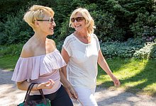 Zwei Best Agerinnen gehen spazieren - Christin Klose/dpa-tmn