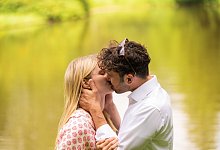 Ein Paar küsst sich - Mohssen Assanimoghaddam/dpa/dpa-tmn