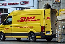 DHL-Zustellfahrzeug - Martin Schutt/dpa