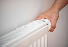 Am Temperaturregler einer Heizung wird gedreht - Fabian Sommer/dpa/dpa-tmn