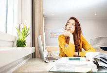 Frau arbeitet zu Hause - Franziska Gabbert/dpa-tmn