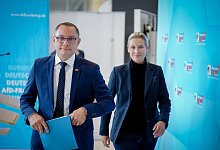 Alice Weidel und Tino Chrupalla gehen zur Fraktionssitzung ihrer Partei im Reichstagsgebäude. - Kay Nietfeld/dpa