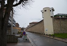 Frankreichs Polizei beschlagnahmt Mini-Handys hinter Gittern - Sebastian Kunigkeit/dpa