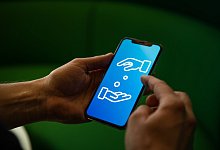 Ein Mann nutzt ein Smartphone zum Geldverkehr - Zacharie Scheurer/dpa-tmn