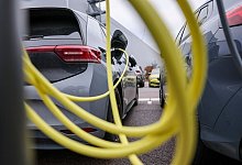 Elektroauto l&auml;dt an Lades&auml;ule - Jan Woitas/dpa