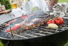Fleisch und Gemüse brät auf einem Grill - Christin Klose/dpa Themendienst/dpa-tmn