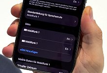 Ein Mann aendert die SIM-Karten-Einstellungen auf einem iPhone - Nico Tapia/dpa-tmn