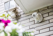 Eine Überwachungskamera hängt an einer Fassade - Christin Klose/dpa-tmn